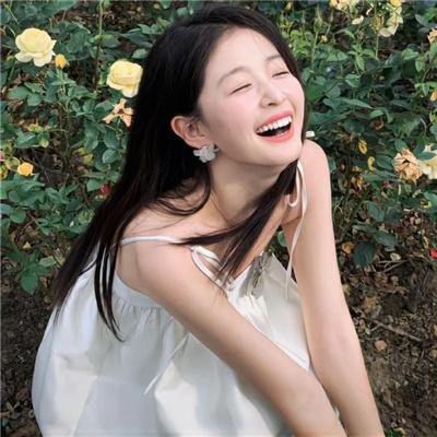 她背后的那双手